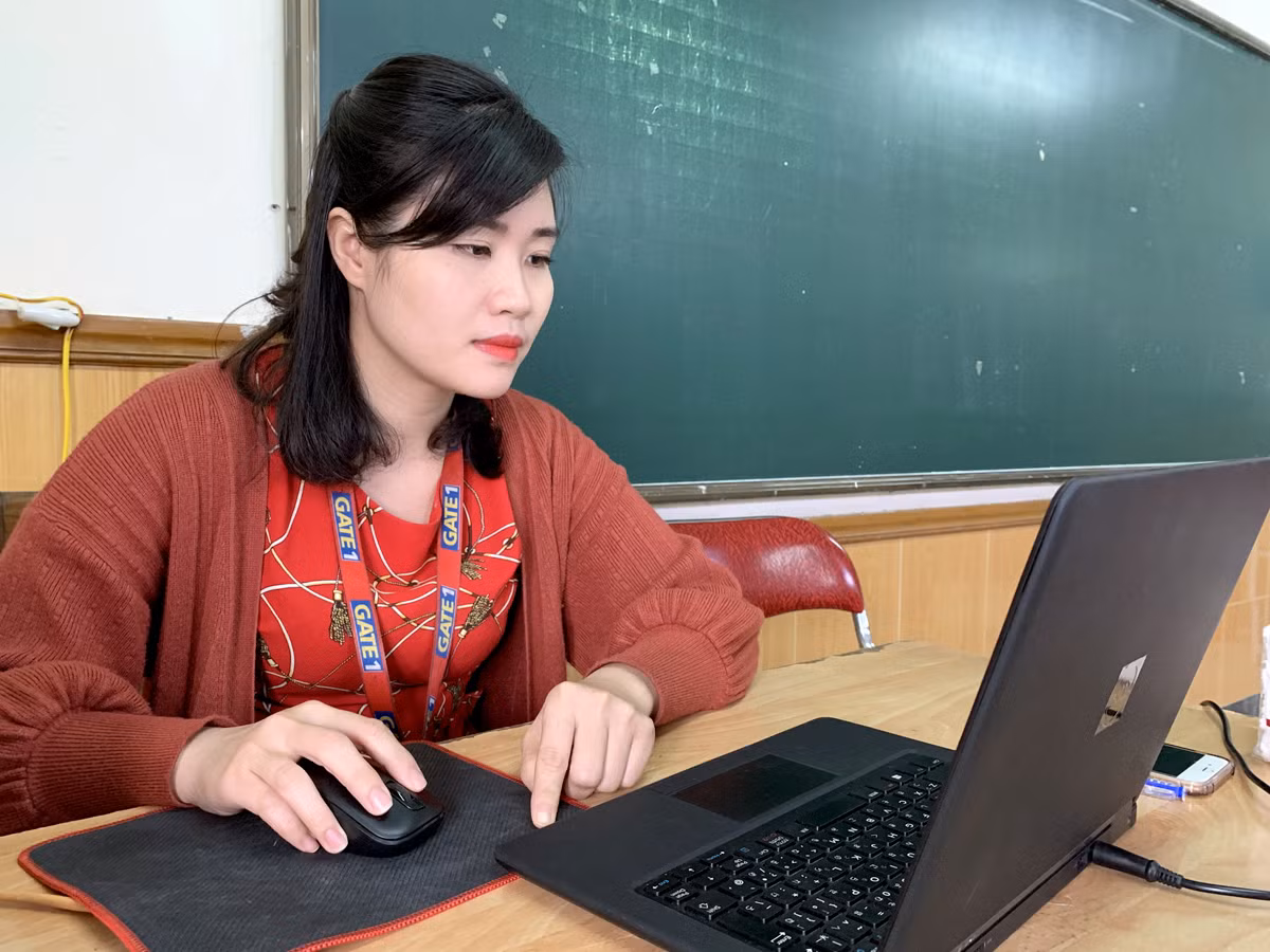 Cô Giáo Lê Thị Xuân - Trường Trung học phổ thông Đông Đô (Hà Nội) đang tổ chức thi online giữa học kì 2 cho học sinh lớp 11D3 của trường. Ảnh: Tùng Dương. Cô Giáo Lê Thị Xuân - Trường Trung học phổ thông Đông Đô (Hà Nội) đang tổ chức thi online giữa học kì 2 cho học sinh lớp 11D3 của trường. Ảnh: Tùng Dương.