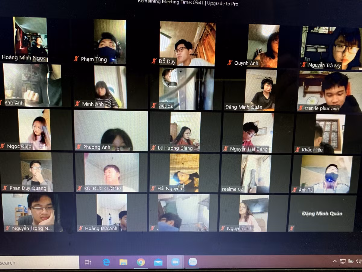 Học sinh lớp 11D 3 Trường Trung học phổ thông Đông Đô (Hà Nội) đang làm bài thi môn Địa lý giữa học kì 2 băng hình thực Online. Ảnh: Tùng Dương. Học sinh lớp 11D 3 Trường Trung học phổ thông Đông Đô (Hà Nội) đang làm bài thi môn Địa lý giữa học kì 2 băng hình thực Online. Ảnh: Tùng Dương.