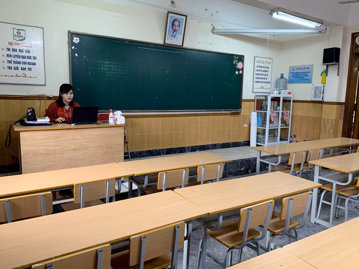 Để đảm bảo việc cập nhật kiến thức mới của học sinh, giáo viên vẫn đến trường để kết nối dạy trực tuyến với học sinh học tại nhà. Ảnh: Tùng Dương. Để đảm bảo việc cập nhật kiến thức mới của học sinh, giáo viên vẫn đến trường để kết nối dạy trực tuyến với học sinh học tại nhà. Ảnh: Tùng Dương.