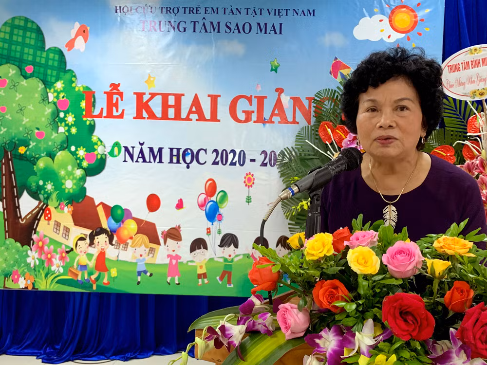 Bác sĩ Đỗ Thúy Lan, thầy thuốc ưu tú, chuyên khoa II tâm thần - Giám đốc Trung tâm Sao Mai, phát biểu tại lễ khai giảng năm học mới 2020 -2021. Ảnh: Tùng Dương. Bác sĩ Đỗ Thúy Lan, thầy thuốc ưu tú, chuyên khoa II tâm thần - Giám đốc Trung tâm Sao Mai, phát biểu tại lễ khai giảng năm học mới 2020 -2021. Ảnh: Tùng Dương.