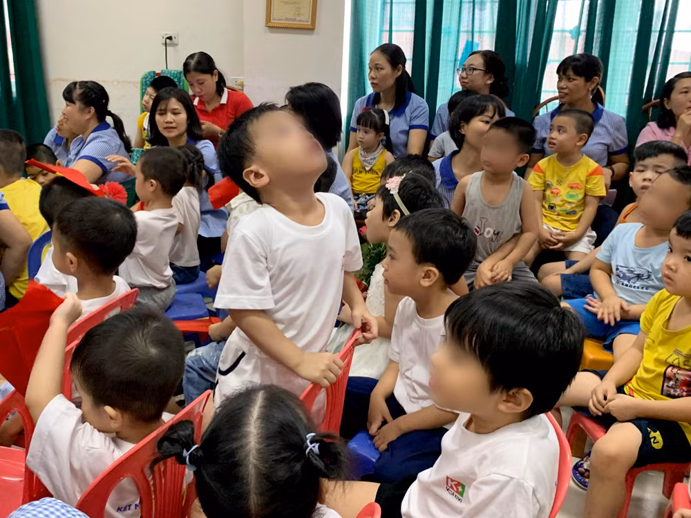 Các cháu nhỏ hào hứng khi xem các tiết mục biểu diễn của cô và bạn. Ảnh: Tùng Dương. Các cháu nhỏ hào hứng khi xem các tiết mục biểu diễn của cô và bạn. Ảnh: Tùng Dương.
