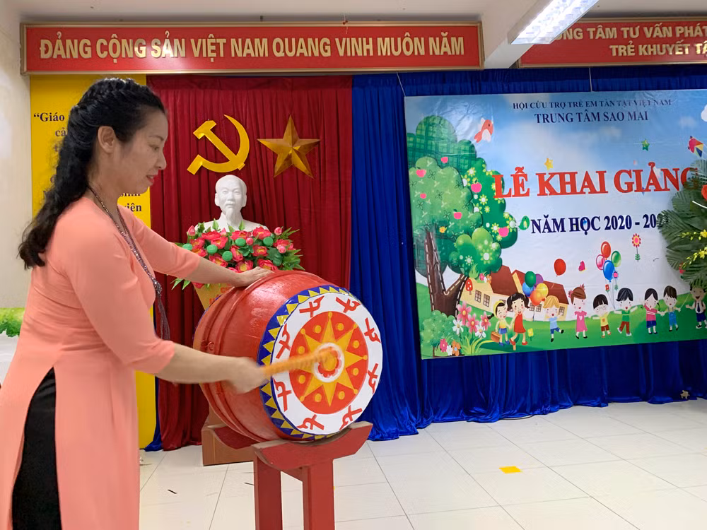 Giáo viên Trung tâm Sao Mai đánh trống khai giảng năm học mới 2020 -2021. Ảnh: Tùng Dương. Giáo viên Trung tâm Sao Mai đánh trống khai giảng năm học mới 2020 -2021. Ảnh: Tùng Dương.