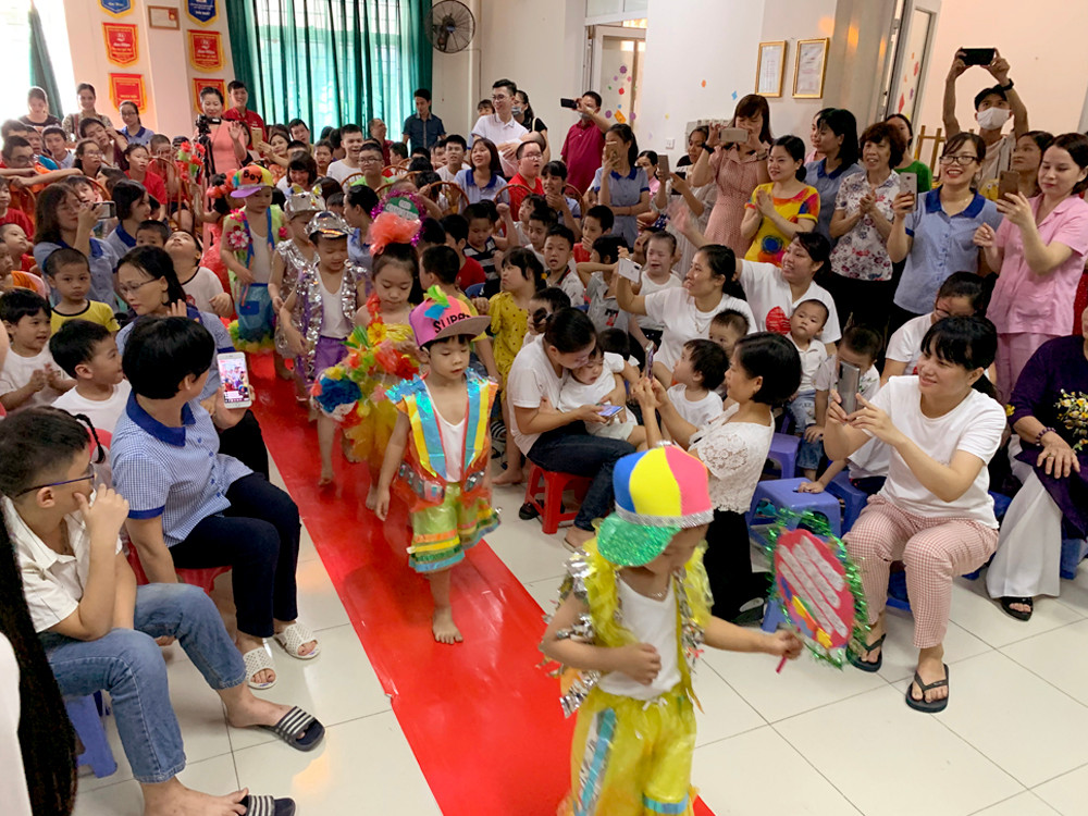 Cô và các cháu học sinh Trung tâm Sao Mai trong lễ khai giảng. Ảnh: Tùng Dương.