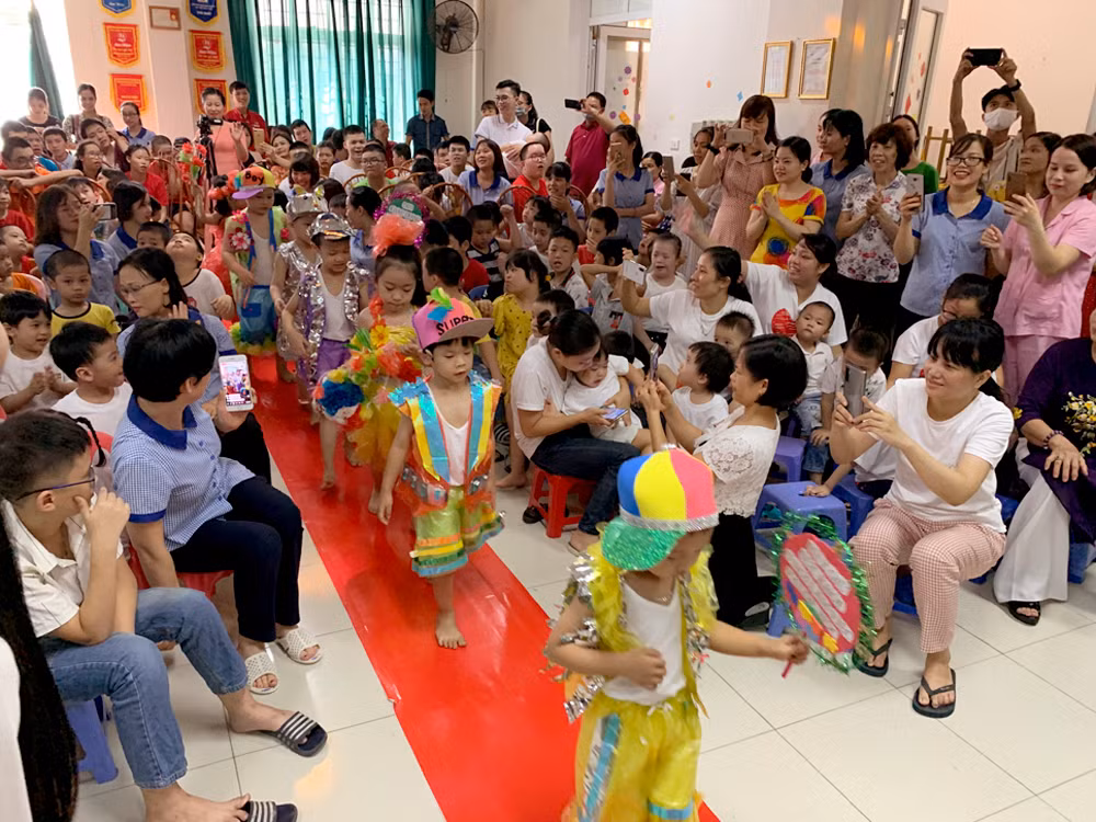 Cô và các cháu học sinh Trung tâm Sao Mai trong lễ khai giảng. Ảnh: Tùng Dương. Cô và các cháu học sinh Trung tâm Sao Mai trong lễ khai giảng. Ảnh: Tùng Dương.