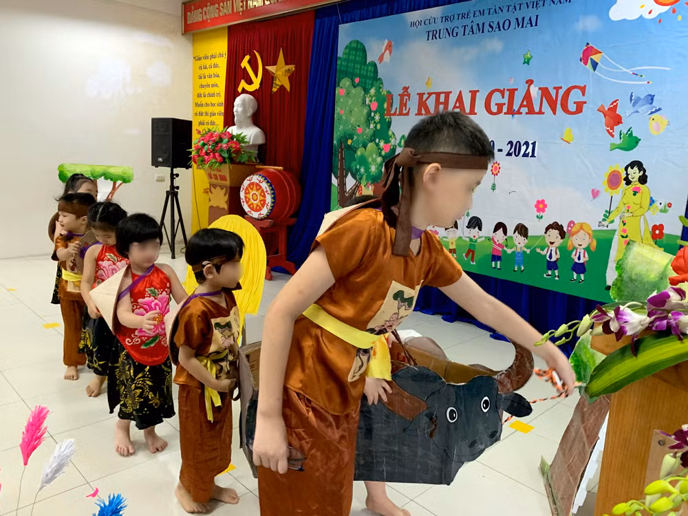 Tiết mục múa của các cháu học sinh Trung tâm Sao Mai trong lễ khai giảng. Ảnh: Tùng Dương. Tiết mục múa của các cháu học sinh Trung tâm Sao Mai trong lễ khai giảng. Ảnh: Tùng Dương.
