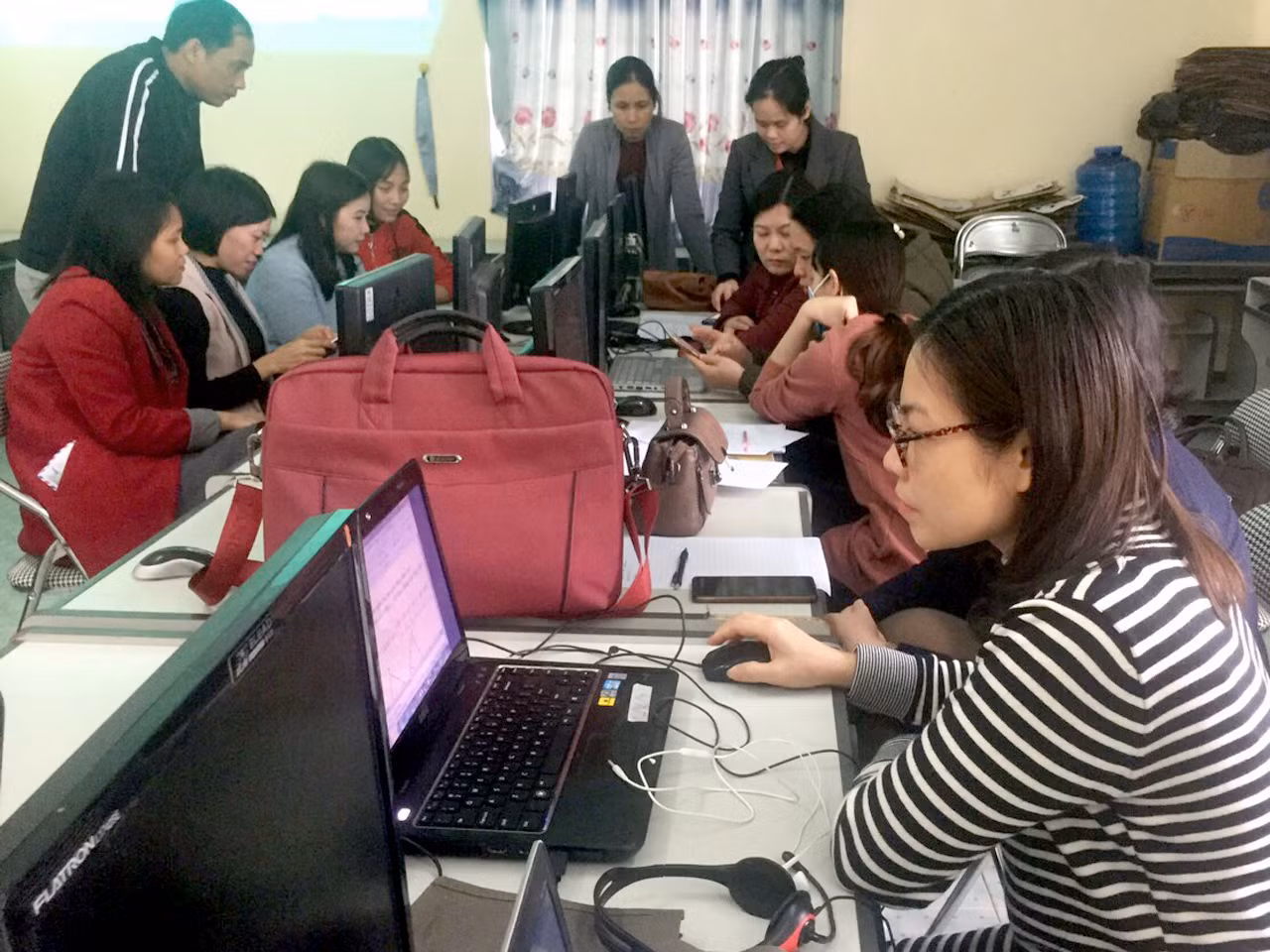 Các thầy cô giáo Trường Trung học cơ sở Văn Lung (Thị xã Phú Thọ) thảo luận xây dựng bài giảng.