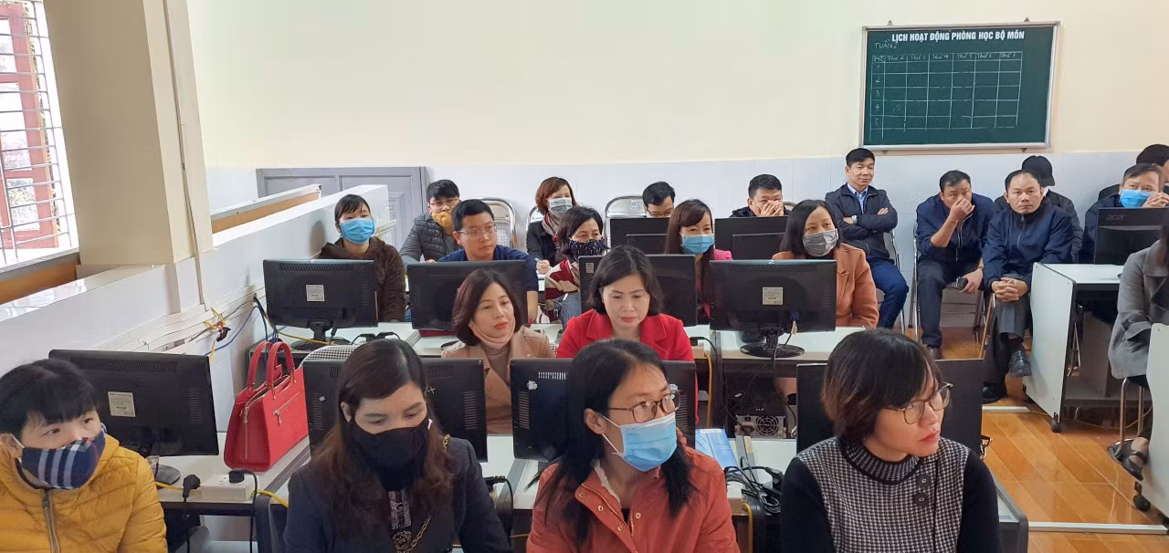 Phòng Giáo dục và Đào tạo Thị xã Phú Thọ đã tổ chức tập huấn cho giáo viên các trường trong toàn thị xã về dạy học trục tuyến. Ảnh: Phòng Giáo dục và Đào tạo Thị xã Phú Thọ.