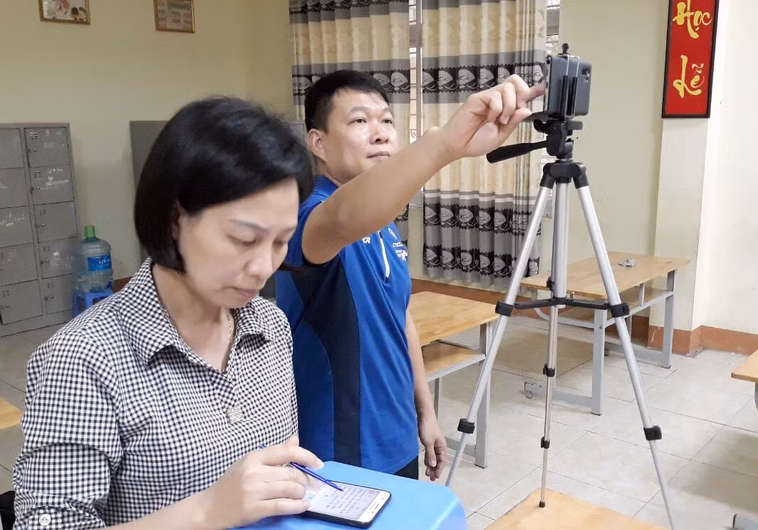 Nhóm sinh hoạt chuyên môn liên trường môn tiếng Anh chuẩn bị bài giảng. Ảnh: Phòng Giáo dục và Đào tạo Thị xã Phú Thọ.