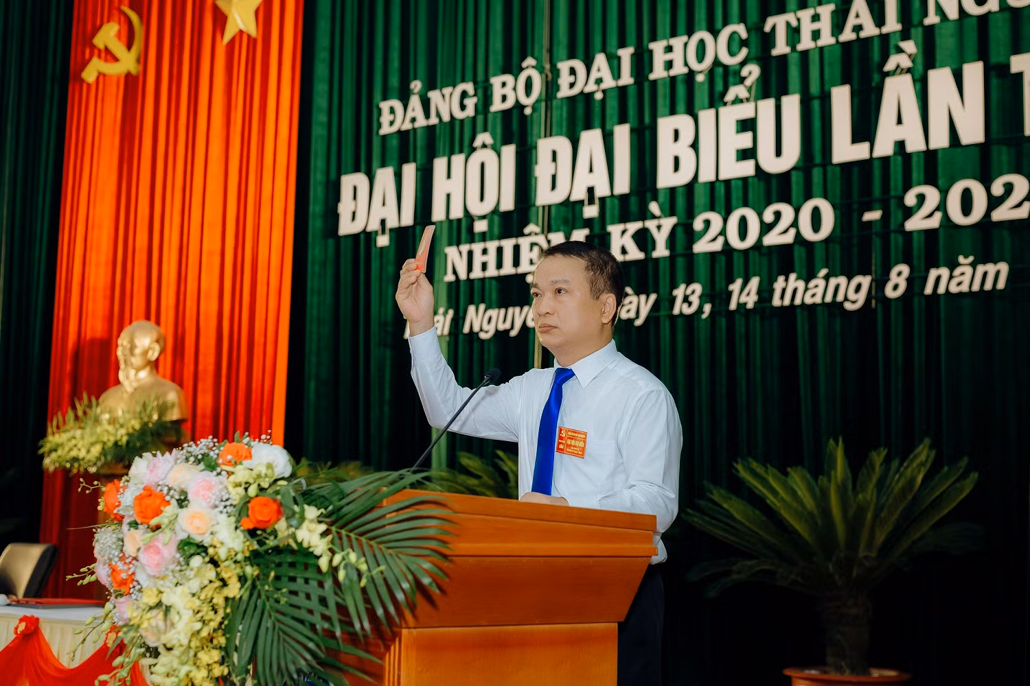 Giáo sư Phạm Hồng Quang tiếp tục được tín nhiệm bầu làm Bí thư Đảng uỷ Đại học Thái Nguyên. Ảnh: TL. Giáo sư Phạm Hồng Quang tiếp tục được tín nhiệm bầu làm Bí thư Đảng uỷ Đại học Thái Nguyên. Ảnh: TL.