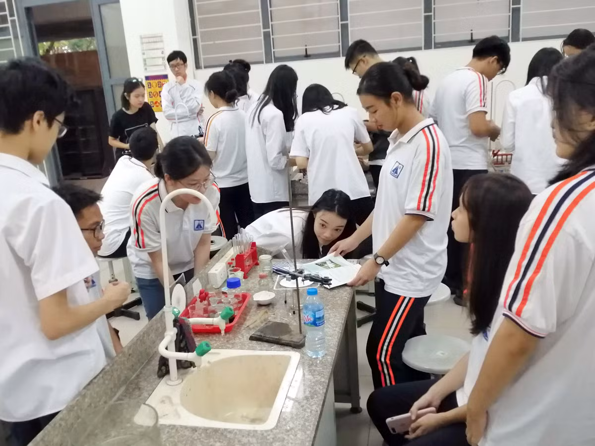 Nếu chỉ dạy lý thuyết không thôi thì việc học dễ bị nhàm chán với những kiến thức khó và khô khan, nhất là với những học sinh không phải lớp chuyên Hóa. Ảnh: Nhân vật cung cấp.