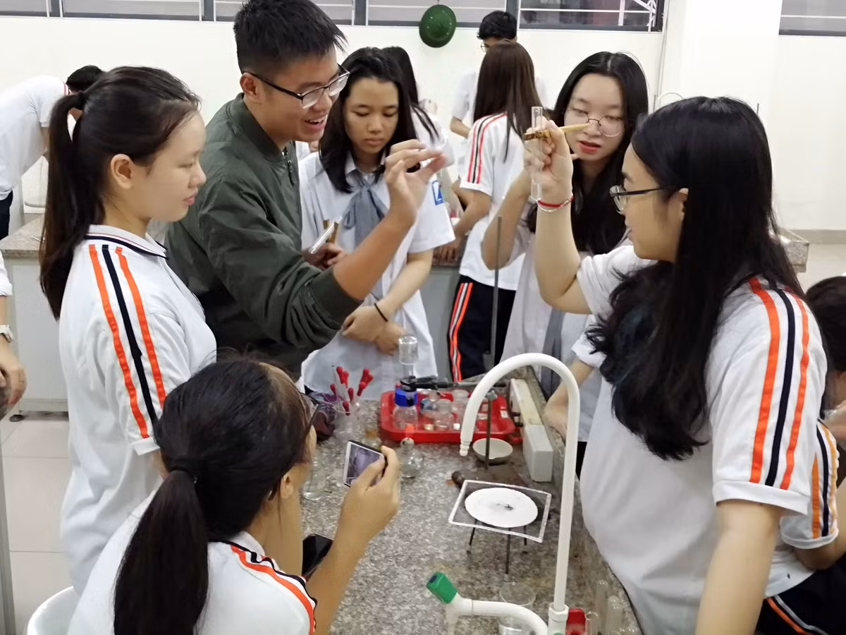 Trong quá trình các con thực hành, nếu khúc mắc chỗ nào mà cần đến sự giúp đỡ của tôi thì các em sẽ để lại câu hỏi, lời nhắn qua phần mềm công nghệ thông tin. Ảnh: Nhân vật cung cấp.