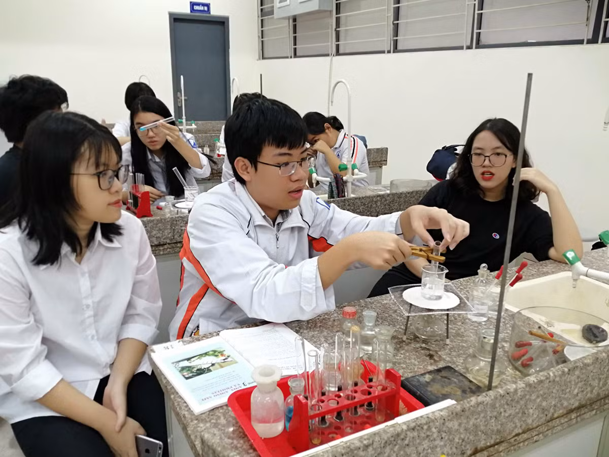 Đây cũng chính là một trong những mục đích dạy học dự án là ứng dụng công nghệ thông tin cũng như ngoại ngữ trong việc học kiến thức. Ảnh: Nhân vật cung cấp.