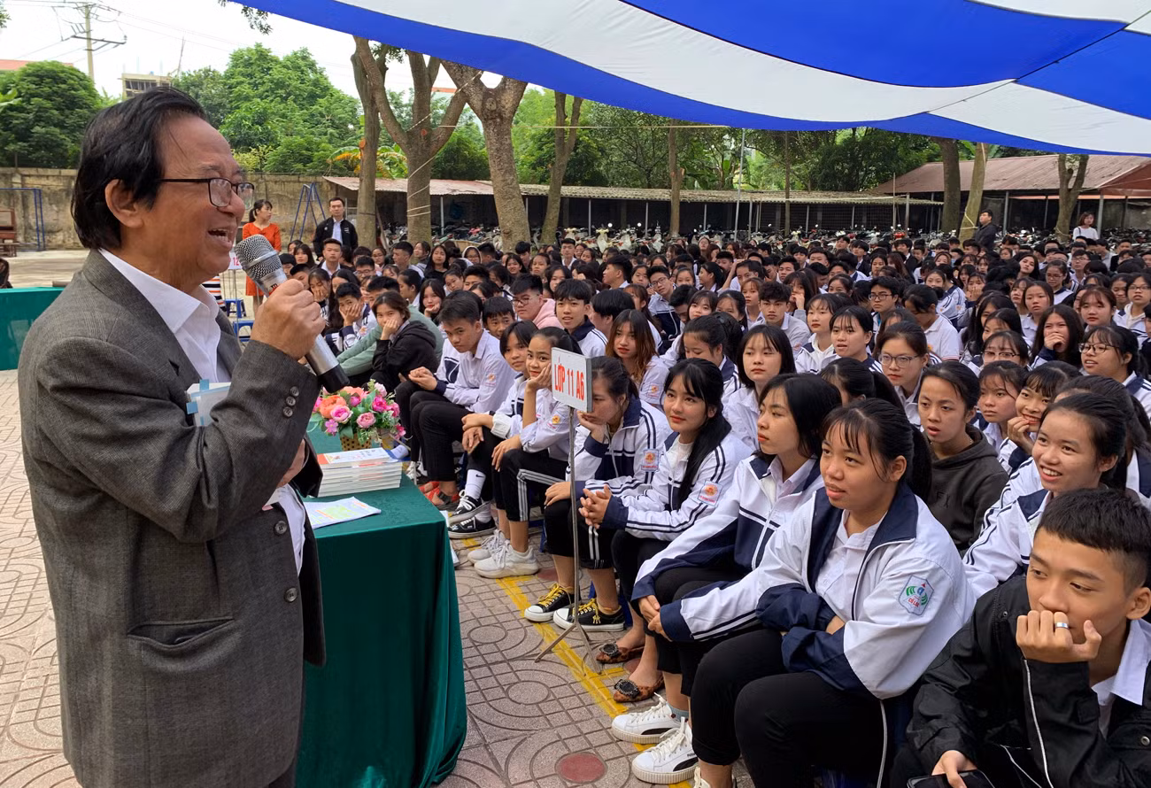 Giáo sư Nguyễn Lân Dũng đã chia sẻ bí quyết học ngoại ngữ của thầy là học các từ tối thiểu cần thiết, không tham nhiều từ. Ảnh: Tùng Dương.