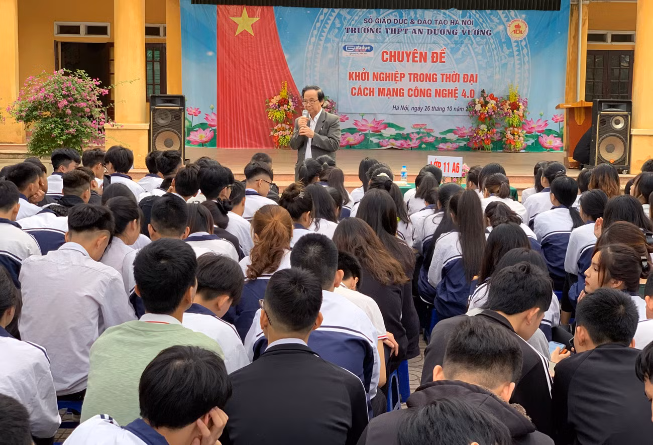 Tạp chí điện tử Giáo dục Việt Nam phối hợp cùng Trường Trung học phổ thông An Dương Vương (huyện Đông Anh, Hà Nội) tổ chức buổi hội thảo “Khởi nghiệp trong thời đại cách mạng công nghiệp 4.0”.Ảnh: Tùng Dương.