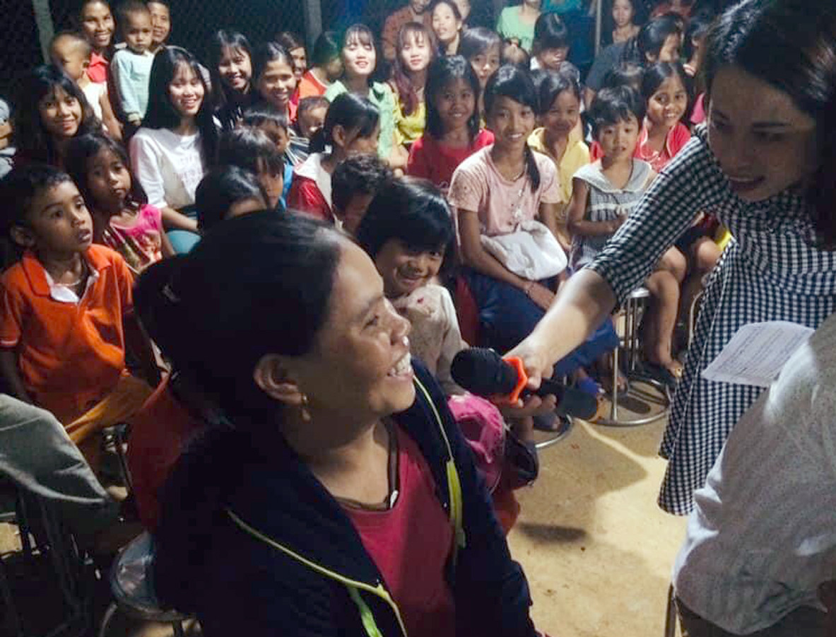 Theo thầy Công: "Chúng tôi tổ chức các giáo viên trong trường thành từng nhóm nhỏ để đi tuyên truyền, vận động bà con cho con em mình đến trường, hạn chế việc các em học sinh bỏ học". Ảnh: Thầy Công cung cấp.