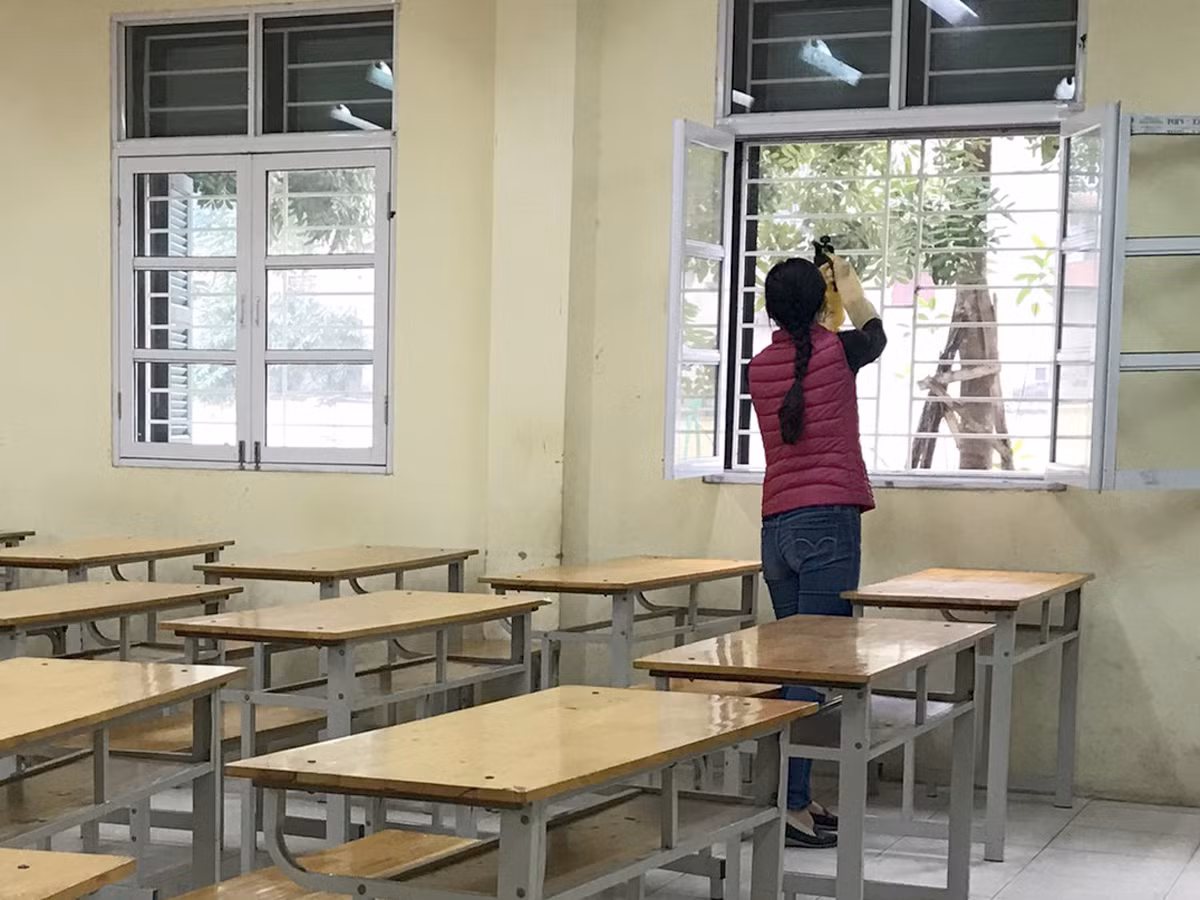 Tất cả các công tác khử khuẩn đều được ban giám hiệu kiểm soát chặt chẽ. Ảnh: Yên Hòa. Tất cả các công tác khử khuẩn đều được ban giám hiệu kiểm soát chặt chẽ. Ảnh: Yên Hòa.