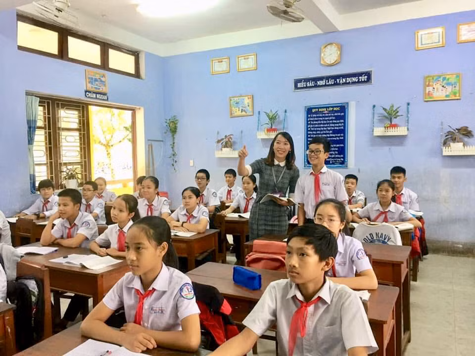 Cô giáo Nguyễn Thị Thúy và các em học sinh Trường Trung học cơ sở Nguyễn Duy, Thừa Thiên, Huế. Ảnh: Nhân vật cung cấp.