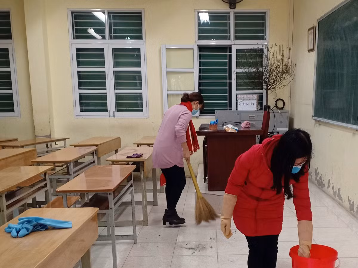 Khử khuẩn tất cả các phòng học cũng như bàn ghế và trang thiết bị có trong phòng. Ảnh: Yên Hòa. Khử khuẩn tất cả các phòng học cũng như bàn ghế và trang thiết bị có trong phòng. Ảnh: Yên Hòa.