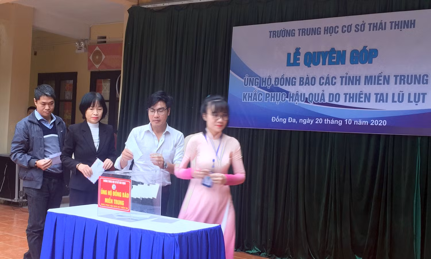 Cán bộ giáo viên, phụ huynh của Trường Trung học cơ sở Thái Thịnh trong buổi quyên góp. Ảnh: THCS Thái thịnh.