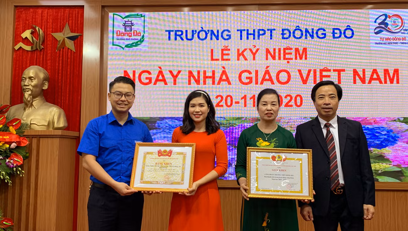 Ông Đàm Xuân Quang (bên phải ảnh) trao Bằng khen của Ủy ban nhân dân Thành phố Hà Nội và Bằng khen của Trung ương Đoàn Thanh niên Cộng sản Hồ Chí Minh cho đại diện tập thể giáo viên nhà trường. Ảnh: Tùng Dương. Ông Đàm Xuân Quang (bên phải ảnh) trao Bằng khen của Ủy ban nhân dân Thành phố Hà Nội và Bằng khen của Trung ương Đoàn Thanh niên Cộng sản Hồ Chí Minh cho đại diện tập thể giáo viên nhà trường. Ảnh: Tùng Dương.