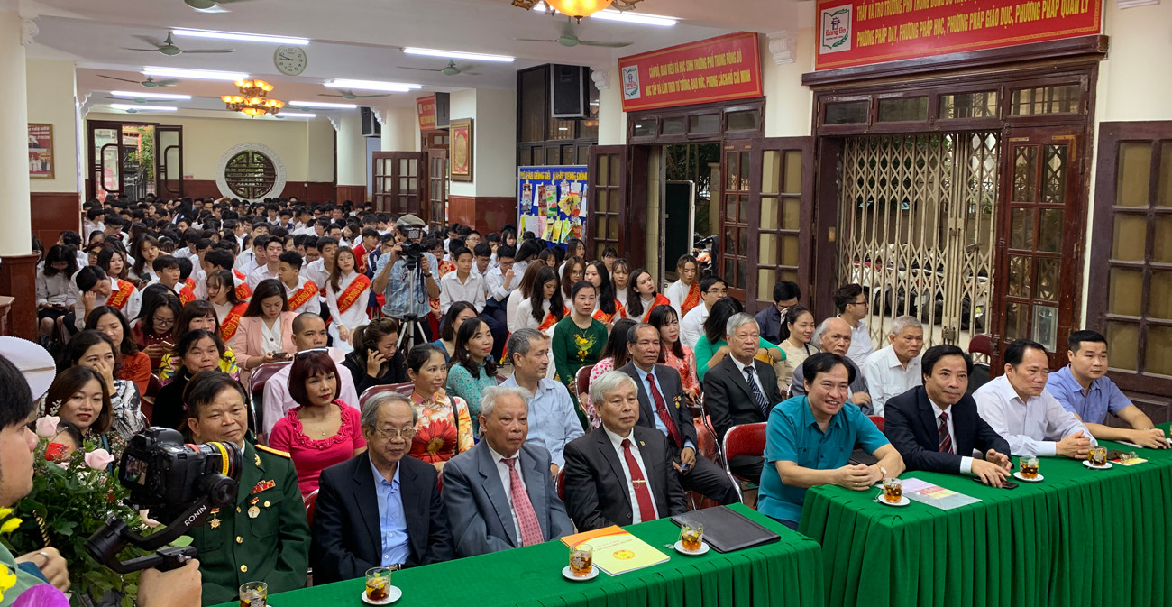 Các đại biểu tham dự lễ kỷ niệm ngày nhà giáo Việt Nam tại Trường Trung học phổ thông Đông Đô. Ảnh: Tùng Dương.