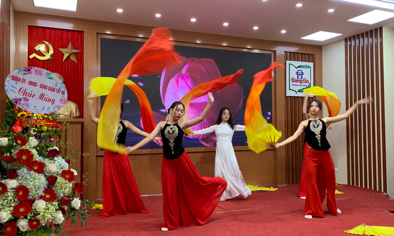 Tiết mục múa tại lễ kỷ niệm ngày nhà giáo Việt Nam của các em học sinh Trường Trung học phổ thông Đông Đô. Ảnh: Tùng Dương.
