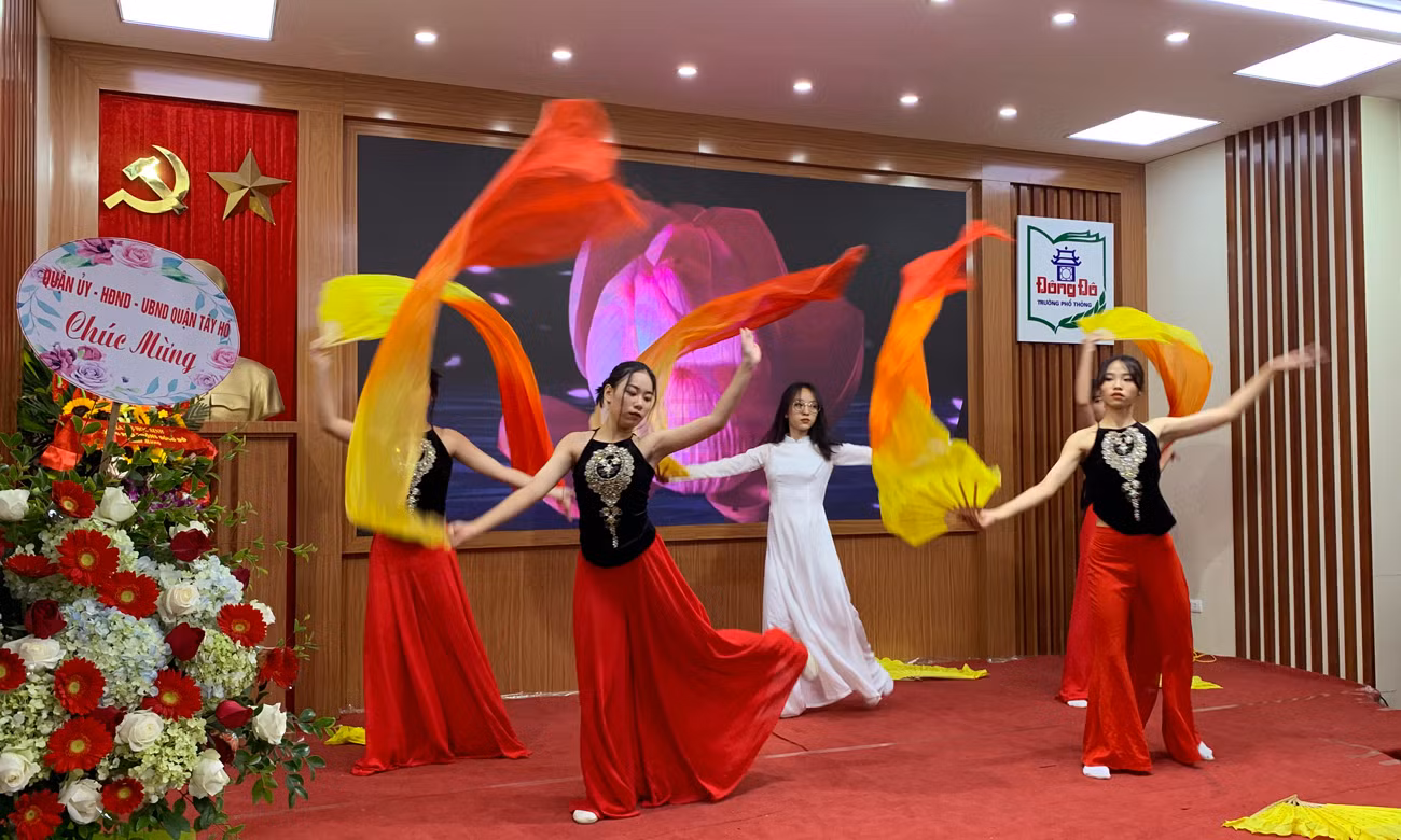 Tiết mục múa tại lễ kỷ niệm ngày nhà giáo Việt Nam của các em học sinh Trường Trung học phổ thông Đông Đô. Ảnh: Tùng Dương. Tiết mục múa tại lễ kỷ niệm ngày nhà giáo Việt Nam của các em học sinh Trường Trung học phổ thông Đông Đô. Ảnh: Tùng Dương.