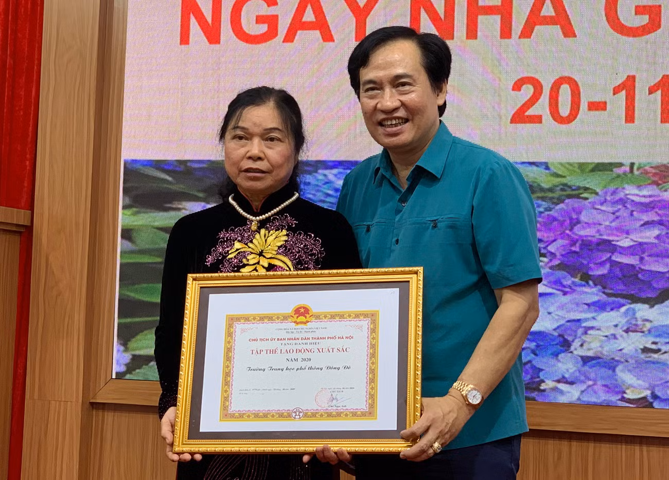 Ông Nguyễn Anh Tuấn (bên phải ảnh) Phó Bí thư thường trực quận Ủy Tây Hồ đang trao danh hiệu tập thể lao động xuất sắc cho cán bộ giáo viên Trường Trung học phổ thông Đông Đô. Ảnh: Tùng Dương. Ông Nguyễn Anh Tuấn (bên phải ảnh) Phó Bí thư thường trực quận Ủy Tây Hồ đang trao danh hiệu tập thể lao động xuất sắc cho cán bộ giáo viên Trường Trung học phổ thông Đông Đô. Ảnh: Tùng Dương.