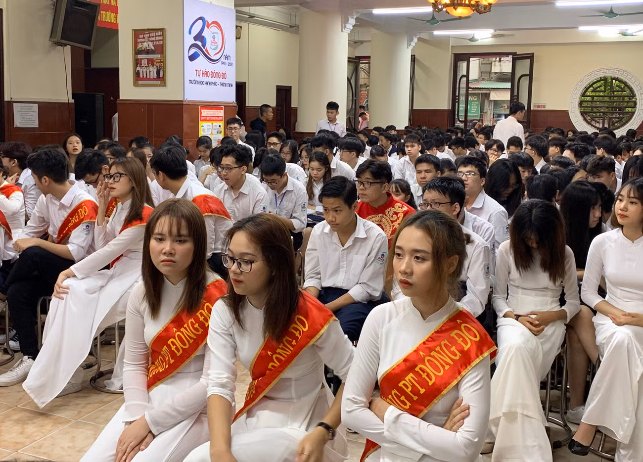 Các em học sinh Trường Trung học phổ thông Đông Đô tham dự lễ kỷ niệm ngày nhà giáo Việt Nam. Ảnh: Tùng Dương. Các em học sinh Trường Trung học phổ thông Đông Đô tham dự lễ kỷ niệm ngày nhà giáo Việt Nam. Ảnh: Tùng Dương.