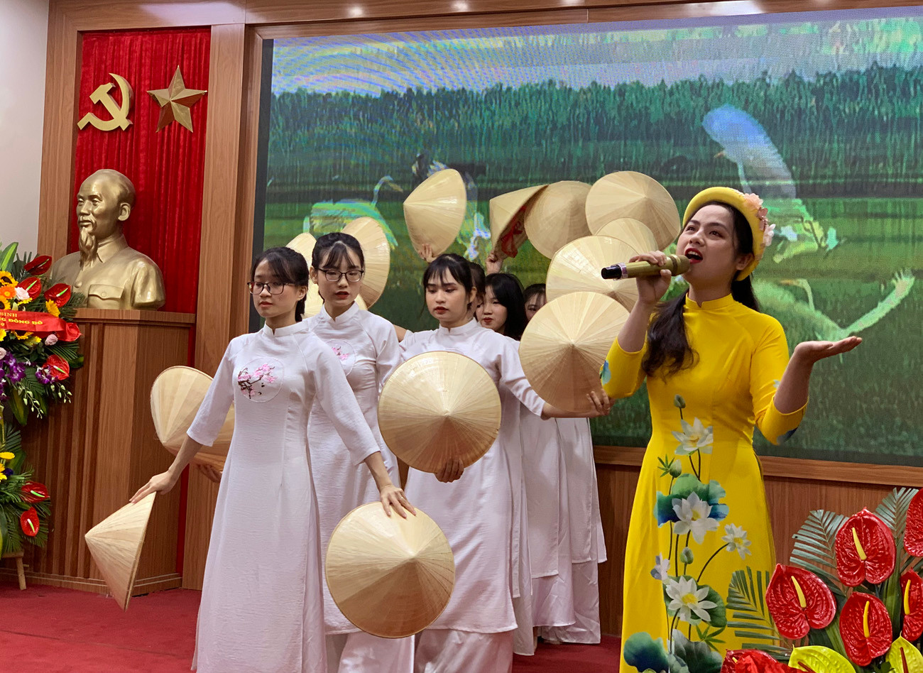 Cô giáo Vương Thị Phương Huế và các em học sinh Trường Trung học phổ thông Đông Đô trong tiết mục múa hát. Ảnh: Tùng Dương.