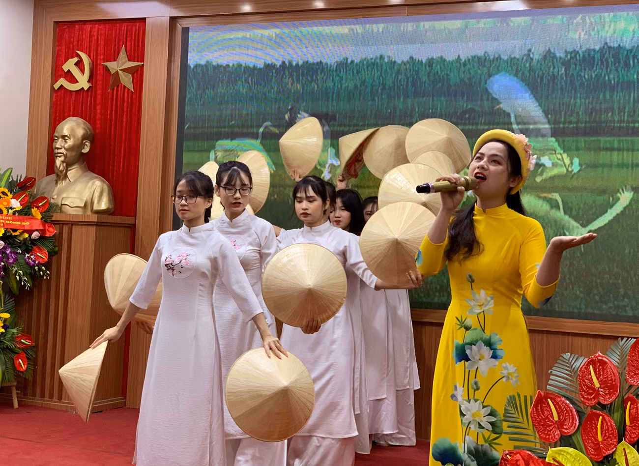 Cô giáo Vương Thị Phương Huế và các em học sinh Trường Trung học phổ thông Đông Đô trong tiết mục múa hát. Ảnh: Tùng Dương. Cô giáo Vương Thị Phương Huế và các em học sinh Trường Trung học phổ thông Đông Đô trong tiết mục múa hát. Ảnh: Tùng Dương.