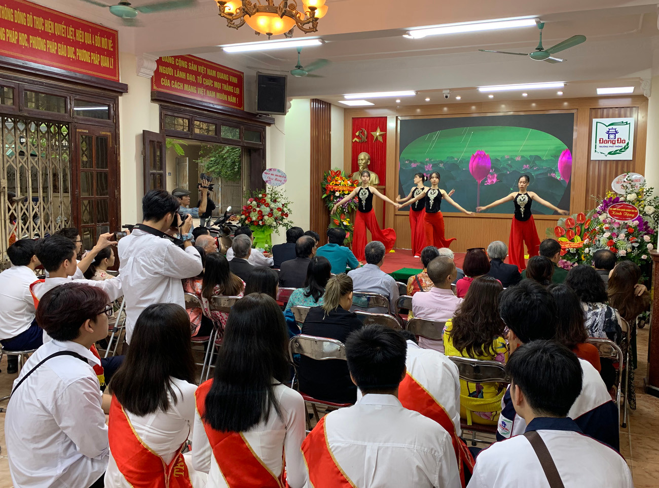 Tiến sĩ Võ Thế Quân chia sẻ: “Bước vào năm học 2020-2021 các em học sinh nhà trường nhiệt tình hưởng ứng phong trào thi đua mỗi tuần, mỗi lớp có một tấm gương tốt, một việc làm hay". Ảnh: Tùng Dương.