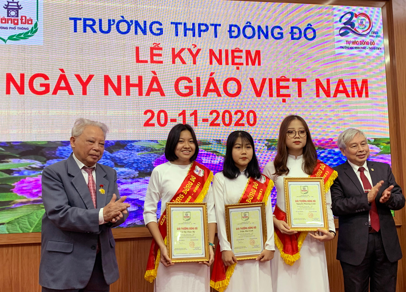 Tiến sĩ Võ Thế Quân (bên phải ảnh) - Hiệu trưởng Trường Trung học phổ thông Đông Đô trao Giải thưởng Đông Đô cho 3 em học sinh của nhà trường đạt thành tích cao trong họp tập. Ảnh: Tùng Dương.