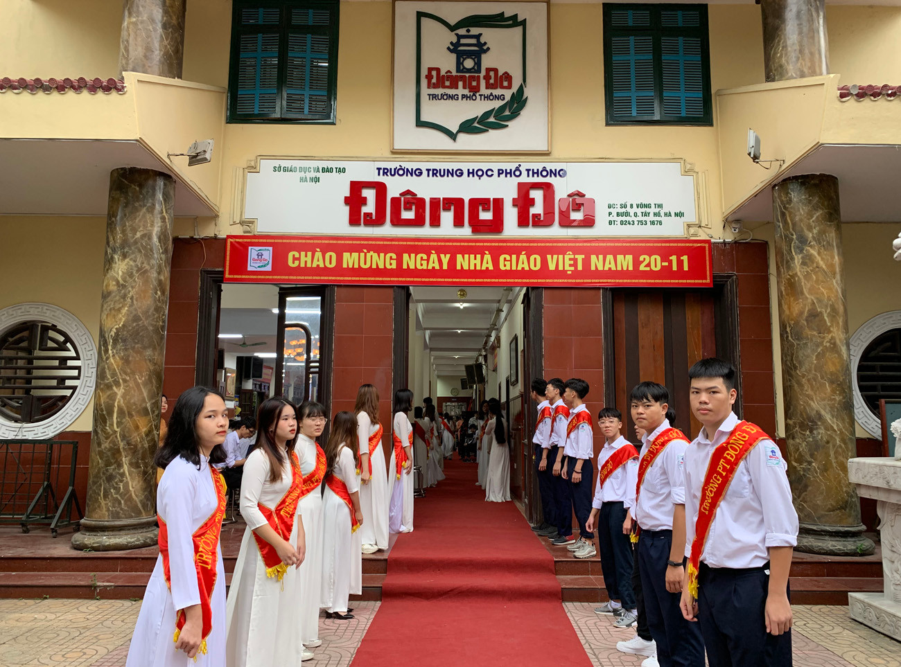 Trường Trung học phổ thông Đông Đô, quận Tây Hồ, Hà Nội đã tổ chức lễ kỷ niệm ngày Nhà giáo Việt Nam và đón nhận Bằng khen của Bộ Giáo dục và Đào tạo cùng Bằng khen của Ủy ban nhân dân Thành phố Hà Nội. Ảnh: Tùng Dương.