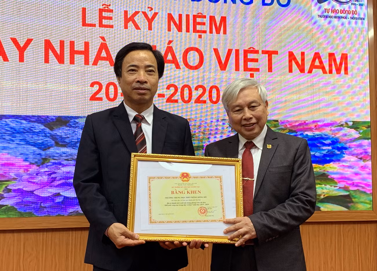 Ông Đàm Xuân Quang (bên trái ảnh) đang trao tặng Bằng khen của Sở Giáo dục và Đào tạo Hà Nội cho Tiến sĩ Võ Thế Quân - Hiệu trưởng Trường Trung học phổ thông Đông Đô. Ảnh: Tùng Dương. Ông Đàm Xuân Quang (bên trái ảnh) đang trao tặng Bằng khen của Sở Giáo dục và Đào tạo Hà Nội cho Tiến sĩ Võ Thế Quân - Hiệu trưởng Trường Trung học phổ thông Đông Đô. Ảnh: Tùng Dương.