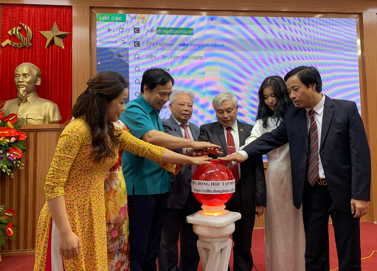 Tiến sĩ Võ Thế Quân cùng các đại biểu tham dự lễ kỷ niệm đã bấm nút khai trương trang cộng đồng học tập Đông Đô trên không gian mạng. Ảnh: Tùng Dương.