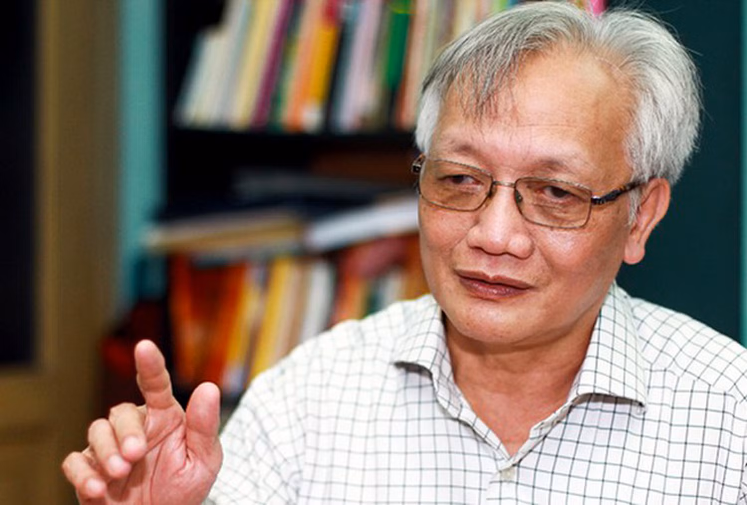 Tiến sĩ Nguyễn Tùng Lâm: "cần phân định rõ học sinh chỉ được dùng điện thoại trong giờ học nếu được giáo viên cho phép, đặc biệt phải dùng điện thoại vào mục đích học tập. Nếu học sinh lợi dụng để làm việc khác là vi phạm kỷ luật”.Ảnh: TP.