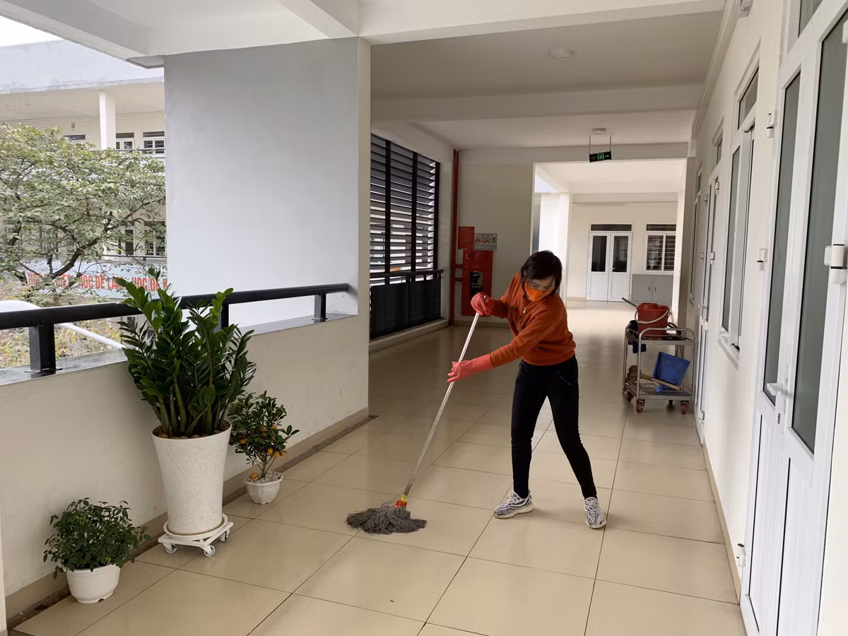 Ban giám hiệu cũng đã chuẩn bị số lượng lớn nước rửa tay diệt khuẩn ở các lớp học, bổ sung thêm xà phòng rửa tay ở các khu vệ sinh trong trường, tất cả luôn sẵn sàng chào đón các con trở lại lớp. Ảnh: Tùng Dương. Ban giám hiệu cũng đã chuẩn bị số lượng lớn nước rửa tay diệt khuẩn ở các lớp học, bổ sung thêm xà phòng rửa tay ở các khu vệ sinh trong trường, tất cả luôn sẵn sàng chào đón các con trở lại lớp. Ảnh: Tùng Dương.