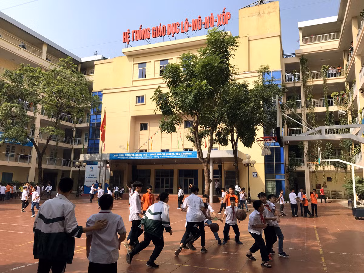 Theo thầy Cường thì có thể nghiên cứu làm thêm các khu vực vui chơi cho học sinh ở tầng giữa của tòa nhà. Ảnh: Tùng Dương.