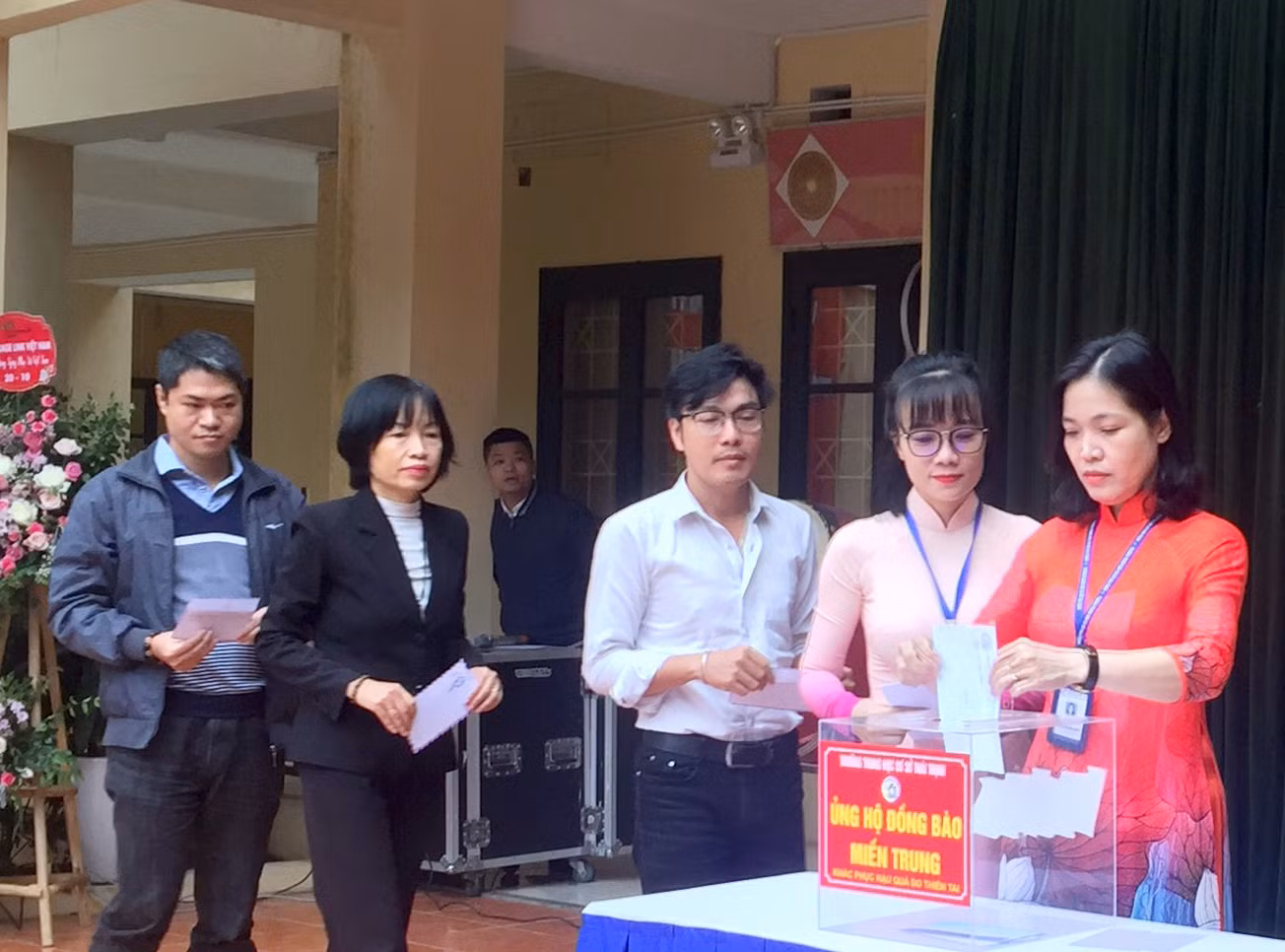 Số tiền còn lại sẽ được chuyển cho các đợt ủng hộ tiếp theo. Ảnh: THCS THái Thịnh.