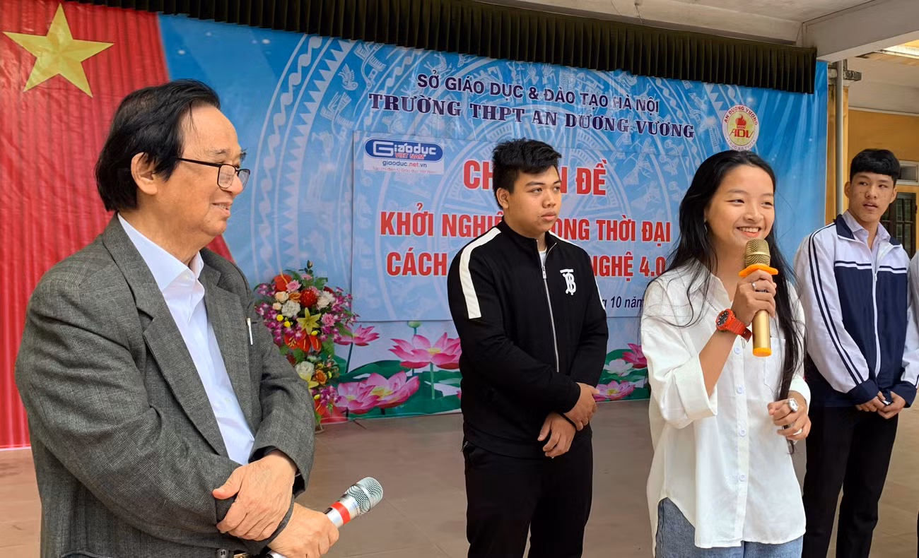 Các em học sinh Trường Trung học phổ thông An Dương Vương (Đông Anh, Hà Nội) tham gia giao lưu với Giáo sư Nguyễn Lân Dũng. Ảnh: Tùng Dương.