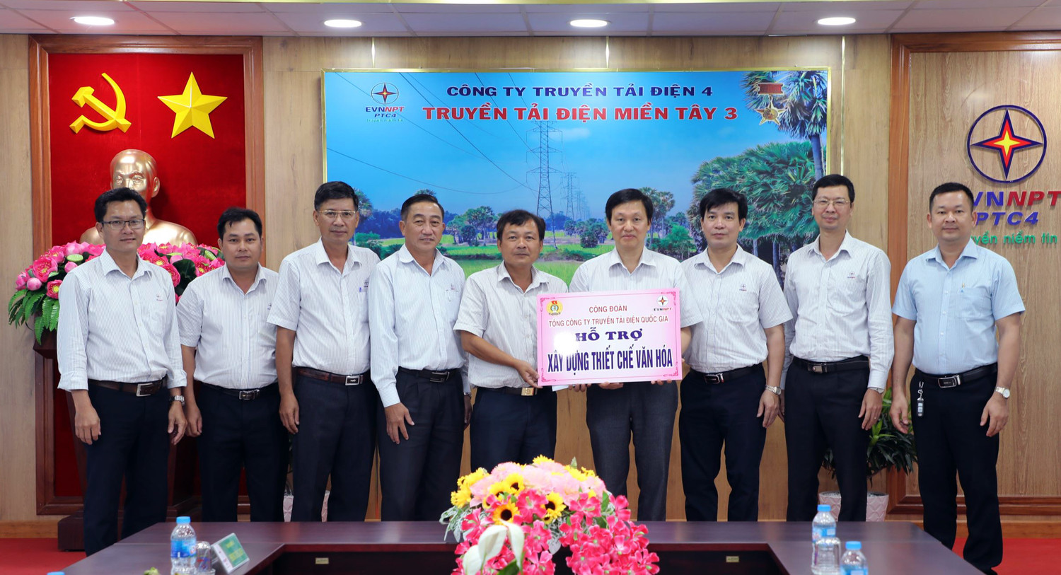 Hỗ trợ xây dựng thiết chế văn hóa.Ảnh: EVNNPT.