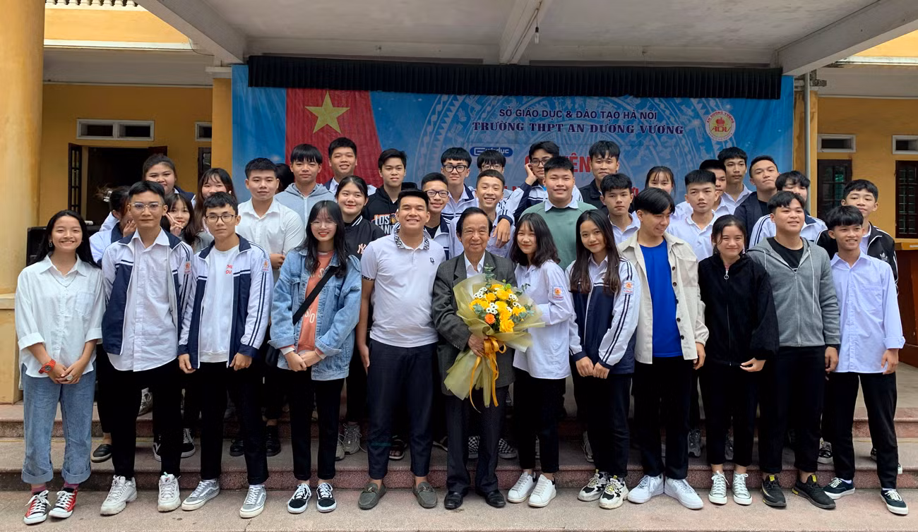 Giáo sư Nguyễn Lân Dũng chụp ảnh lưu niệm với các em học sinh Trường Trung học phổ thông An Dương Vương. Ảnh: Tùng Dương.