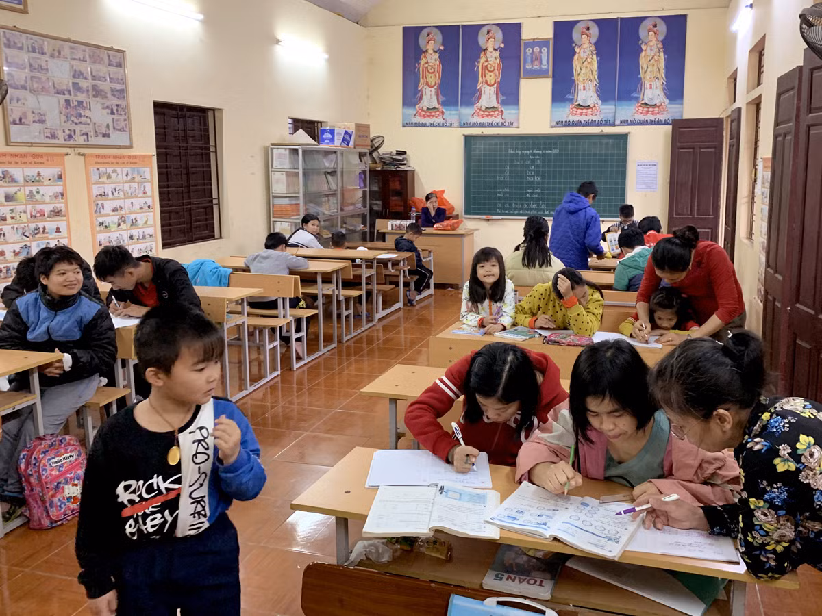 Lớp học tình thương của cô giáo Hòa tại chùa Hương Lan - thôn Ðông Cựu, xã Ðông Sơn, huyện Chương Mỹ, Hà Nội. Ảnh: Tùng Dương.