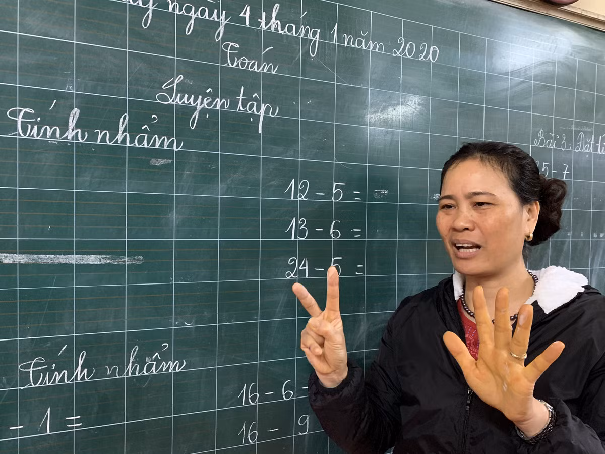 Cô Hòa đã kiên trì mở lớp dạy các con có tính cách đặc biệt gần 15 năm nay. Ảnh: Tùng Dương.