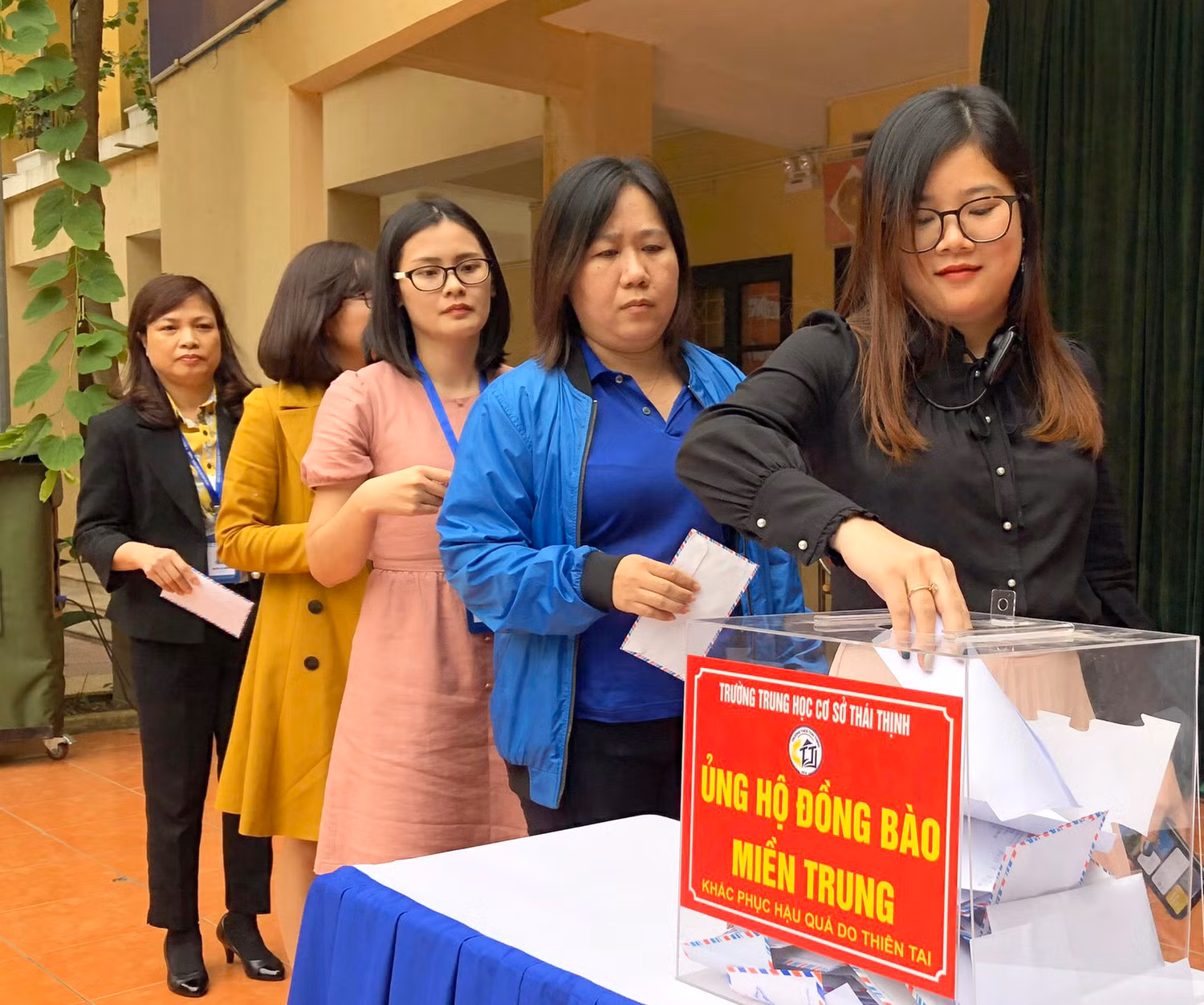 Hơn 1.400 học sinh, cán bộ giáo viên và phụ huynh của nhà trường đã nhiệt tình ủng hộ đồng bào miền Trung bị lũ lụt. Ảnh: THCS Thái thịnh.