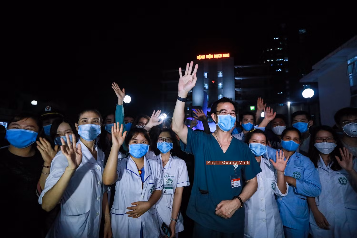 Luôn thực hiện việc đeo khẩu trang phòng dịch. Ảnh: Phạm Quang Vinh.