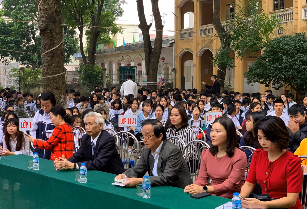 Giáo sư Nguyễn Lân Dũng, Ban giám hiệu nhà trường và đại diện Tạp chí điện tử Giáo dục Việt Nam tại buổi hội thảo. Ảnh: Tùng Dương.