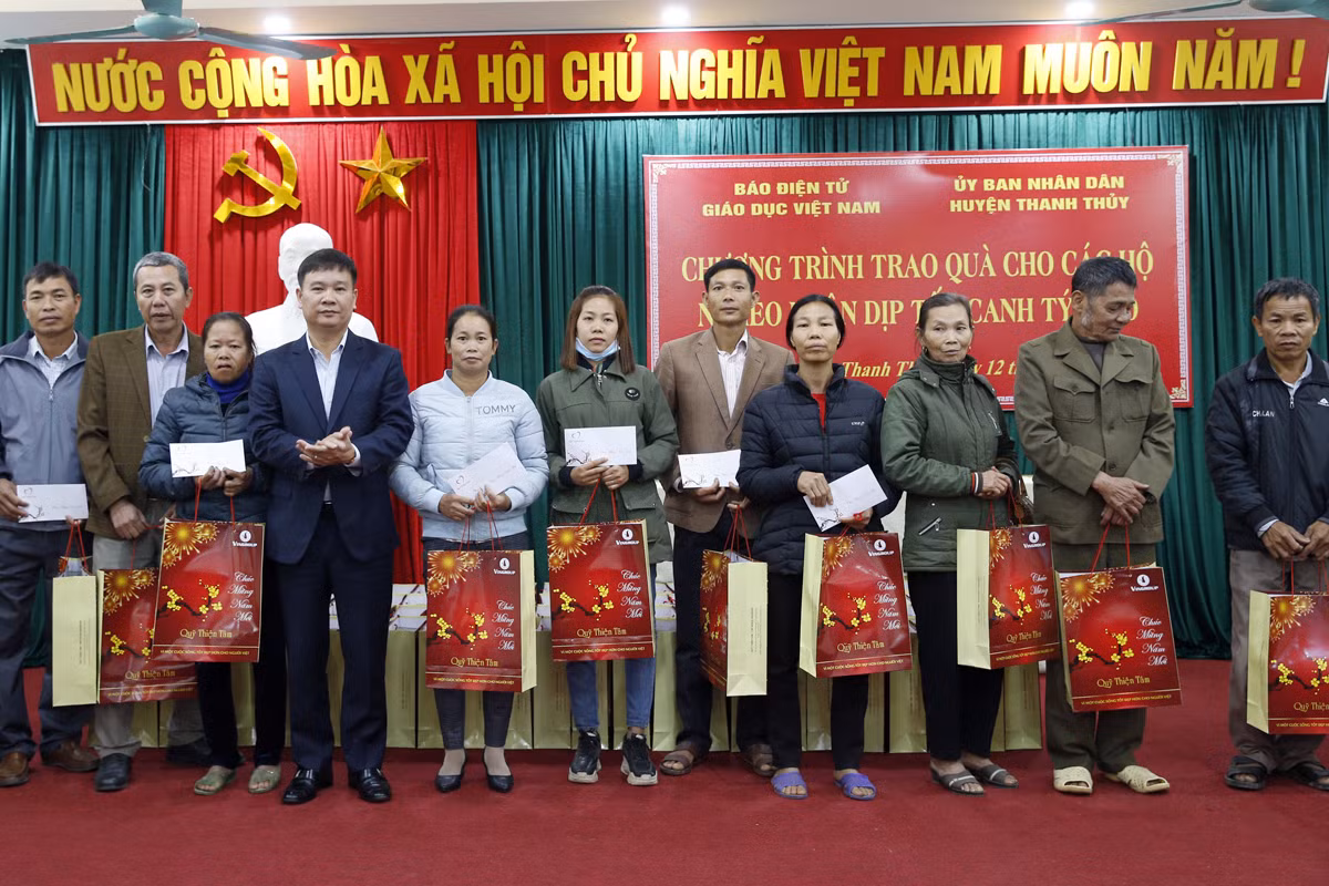 Nhà báo Nguyễn Tiến Bình - Tổng biên tập Báo điện tử Giáo dục Việt Nam trao quà Tết cho các hộ nghèo tại huyện Thanh Thủy. Ảnh: Tùng Dương.