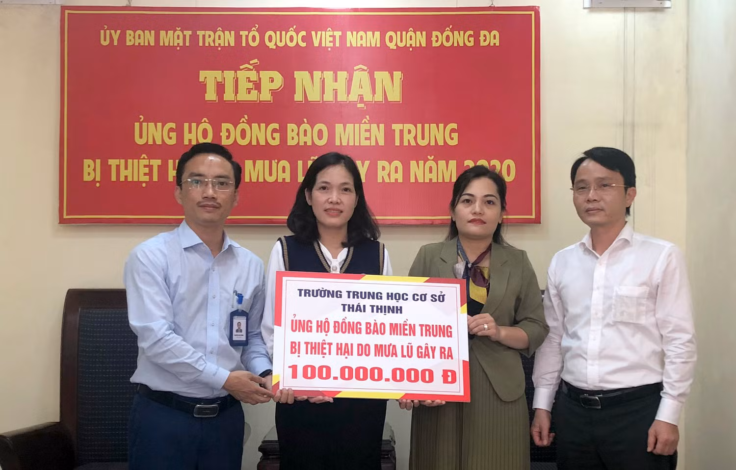 Nhà giáo Nguyễn Cao Cường - Hiệu trưởng Trường Trung học cơ sở Thái Thịnh, quận Đống Đa, Hà Nội (người ngoài cùng bên trái ảnh) đang trao số tiền quyên góp ủng hộ đồng bào miền Trung bị lũ lụt cho đại diện Ủy ban Mặt trận tổ quốc quận Đống Đa, Hà Nội. Ảnh: THCS THái thịnh.